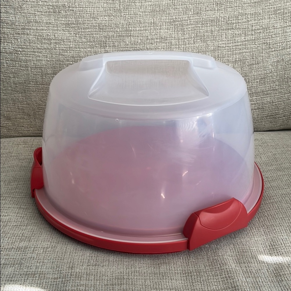 EUC Wilton 12” cake carrier.